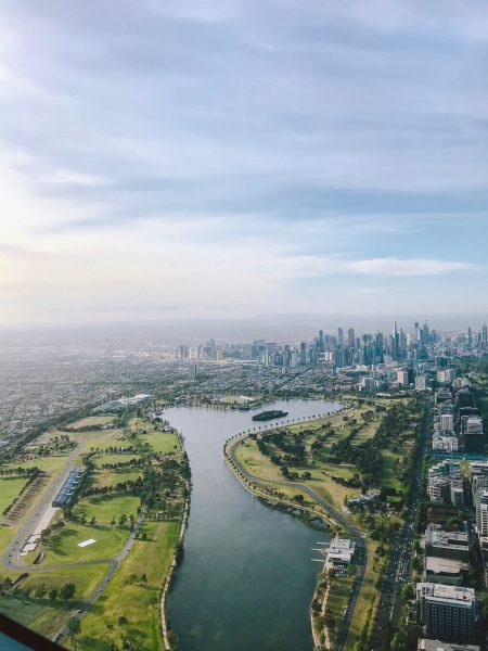 Vista aérea de megacidade com parque em primeiro plano e muitos prédios ao fundo
