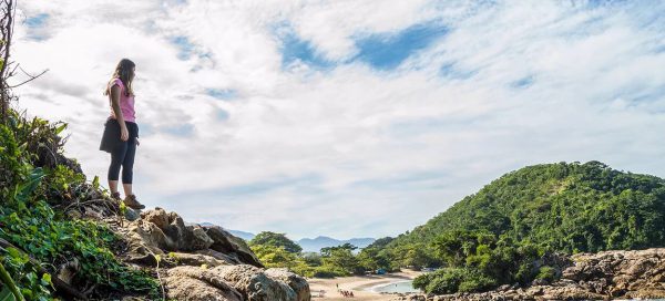 Moça em primeiro plano observando bela paisagem do Parque Nacional da Serra da Bocaina