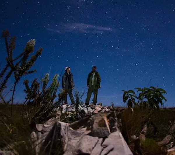 Dois homens obervando o céu estrelado do Parque Nacional das Sempre-Vivas