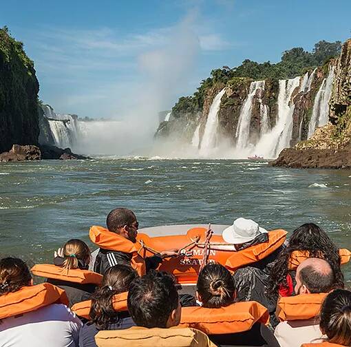 Pessoas em canoa no Parque Nacional do Iguaçu