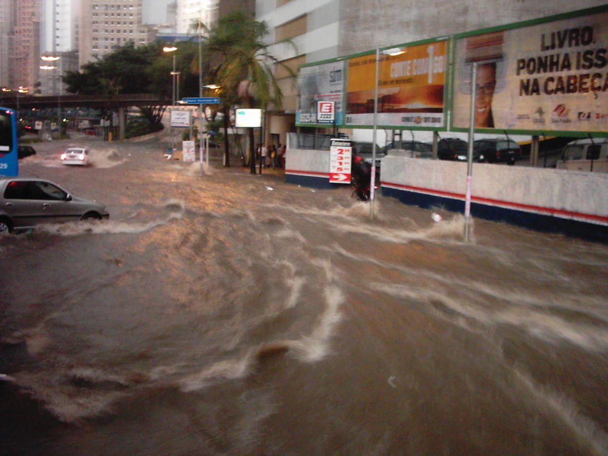 Cena de enchente em São Paulo